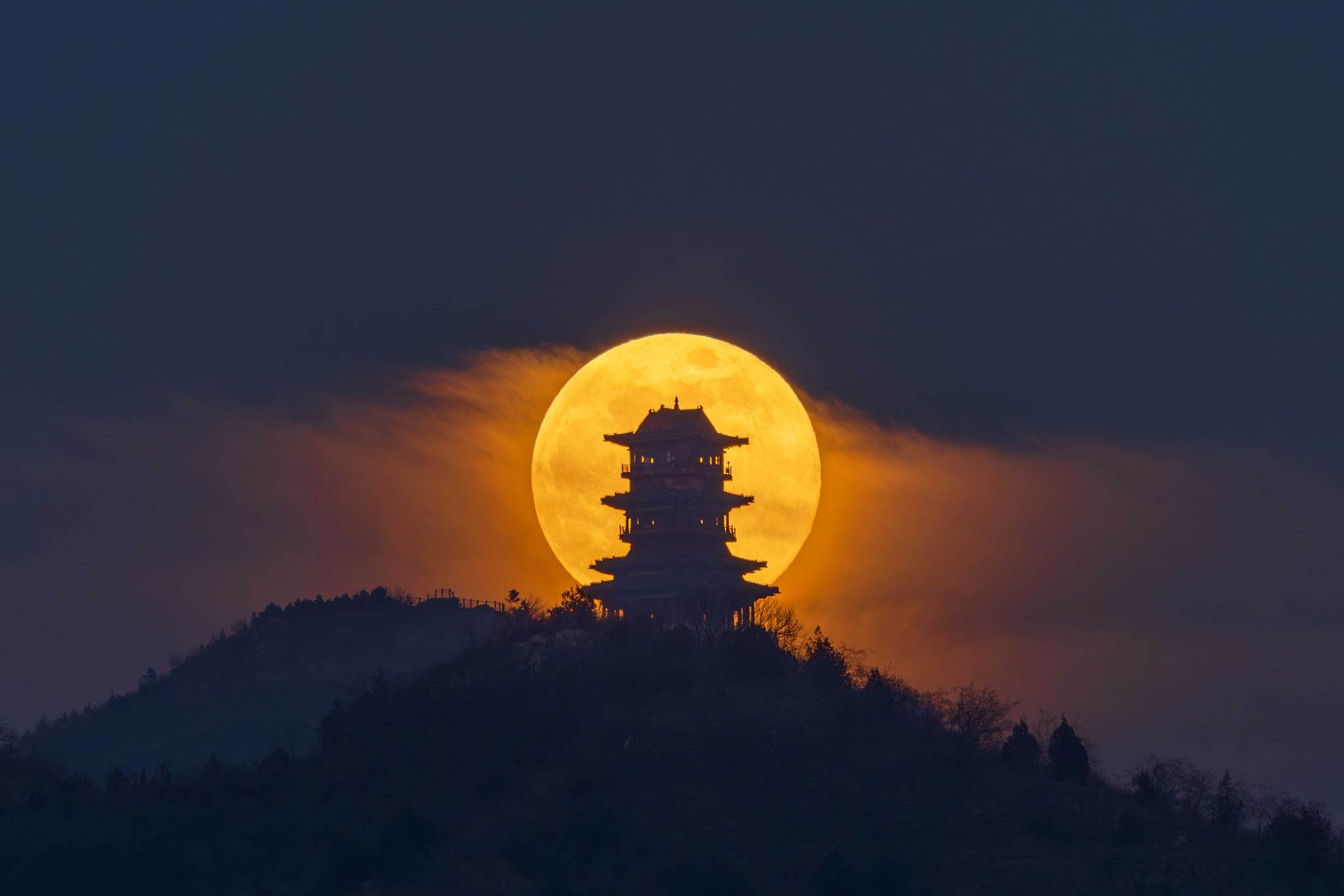 2026 wolf supermoon graces the sky