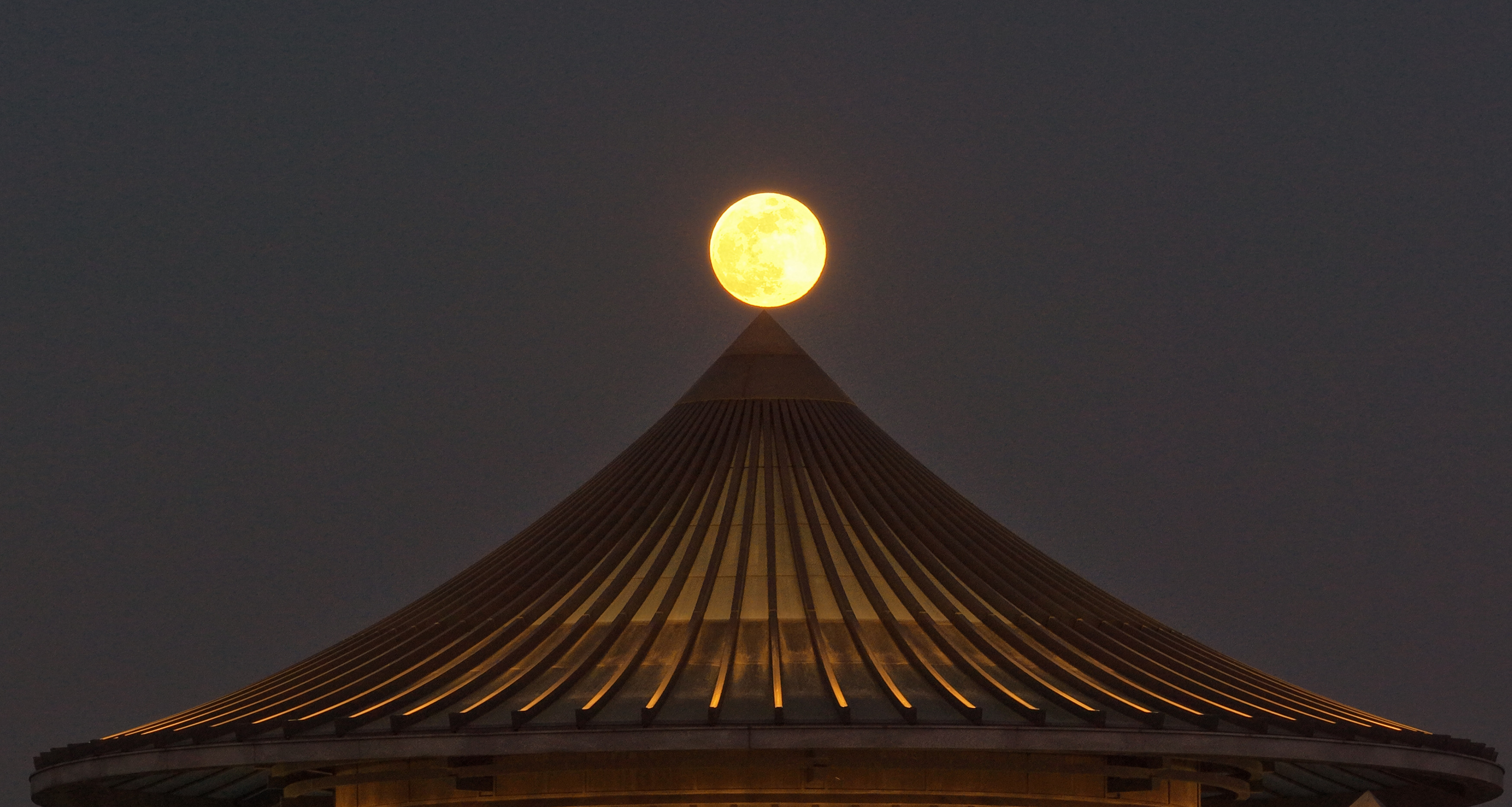 2026 wolf supermoon graces the sky