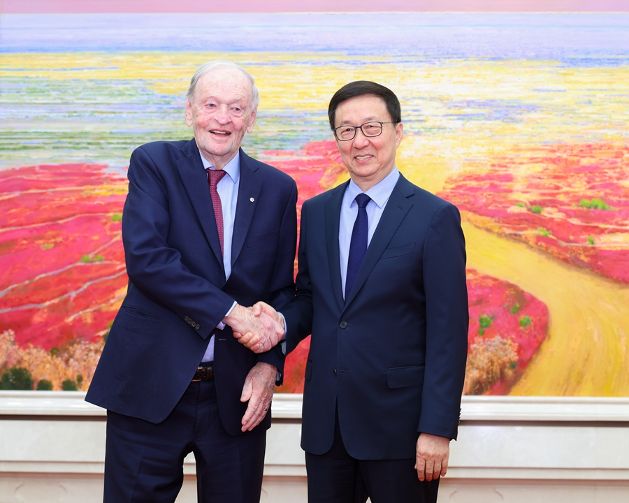 Chinese Vice President Han Zheng (R) meets with former Canadian Prime Minister Jean Chrétien in Beijing, January 5, 2026. /Xinhua