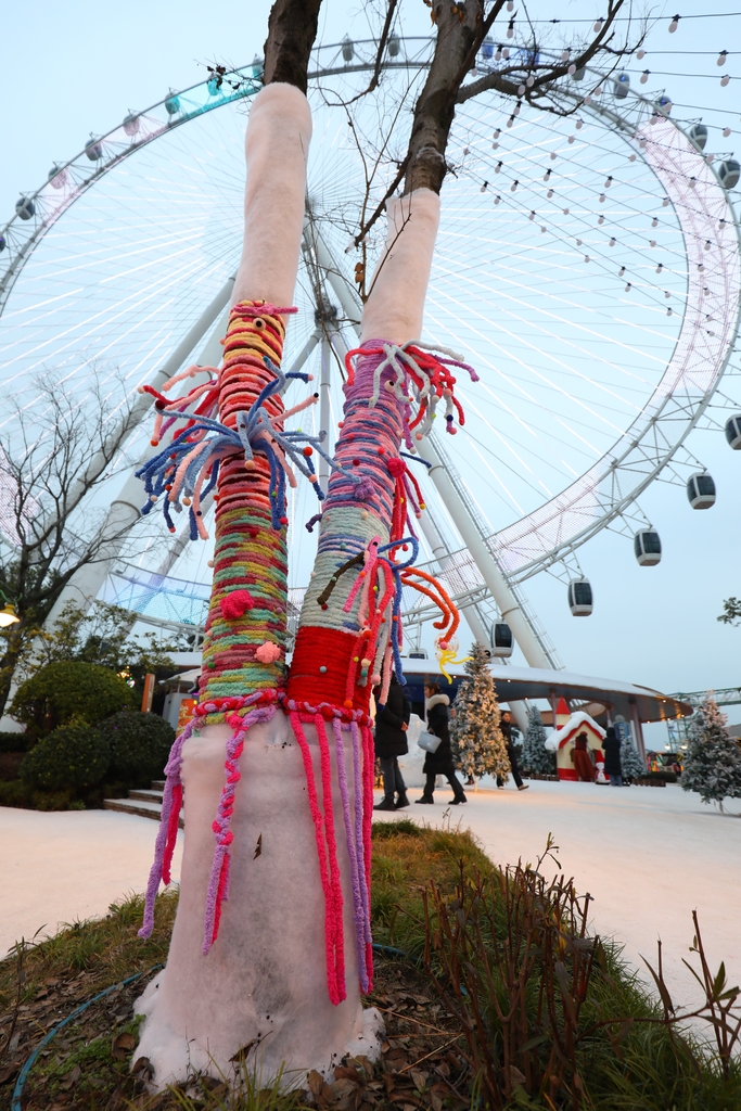 A tree dressed in a colorful knitted sweater stands at Chongqing Rongchuang Resort, China, on January 3, 2026. /IC