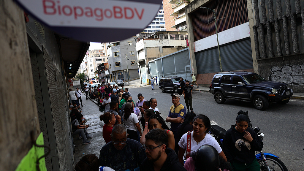 People line up to buy groceries in El Llanito a day after the seizure of Nicolas Maduro by U.S. forces in Caracas, Venezuela, January 4, 2026. /VCG
