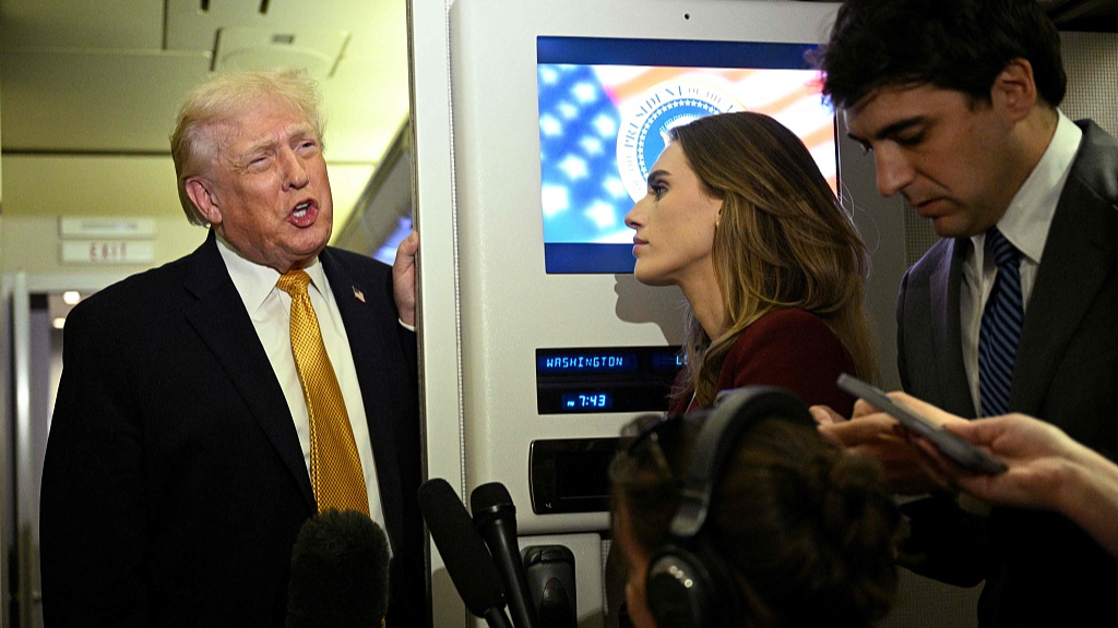 U.S. President Donald Trump speaks with reporters aboard Air Force One on his way back to Washington, D.C., January 4, 2026. /VCG