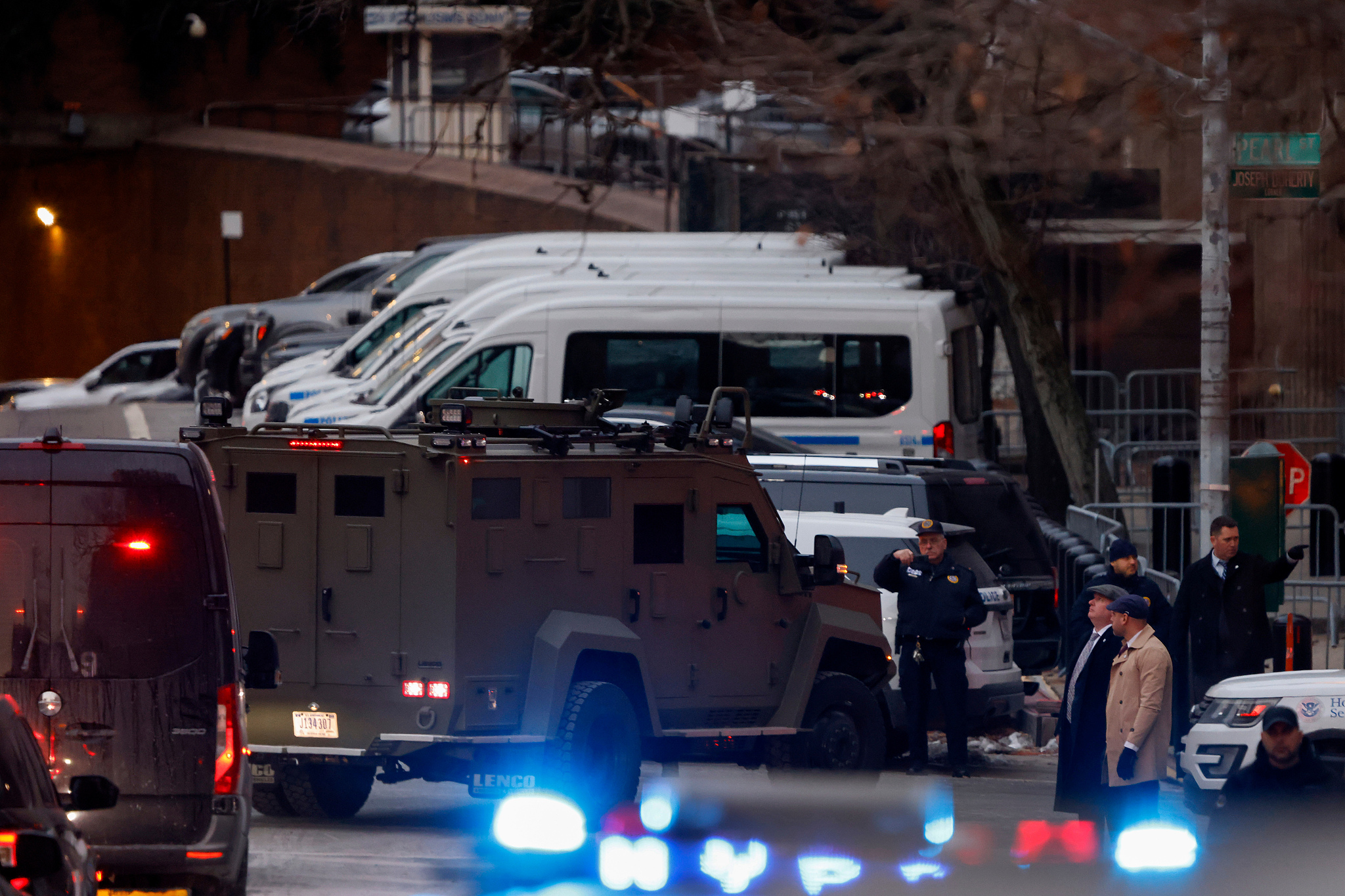 A vehicle carrying Venezuela's Nicolas Maduro and his wife Cilia Flores arrives at a federal courthouse in Manhattan in New York, U.S., January 5, 2026. /VCG