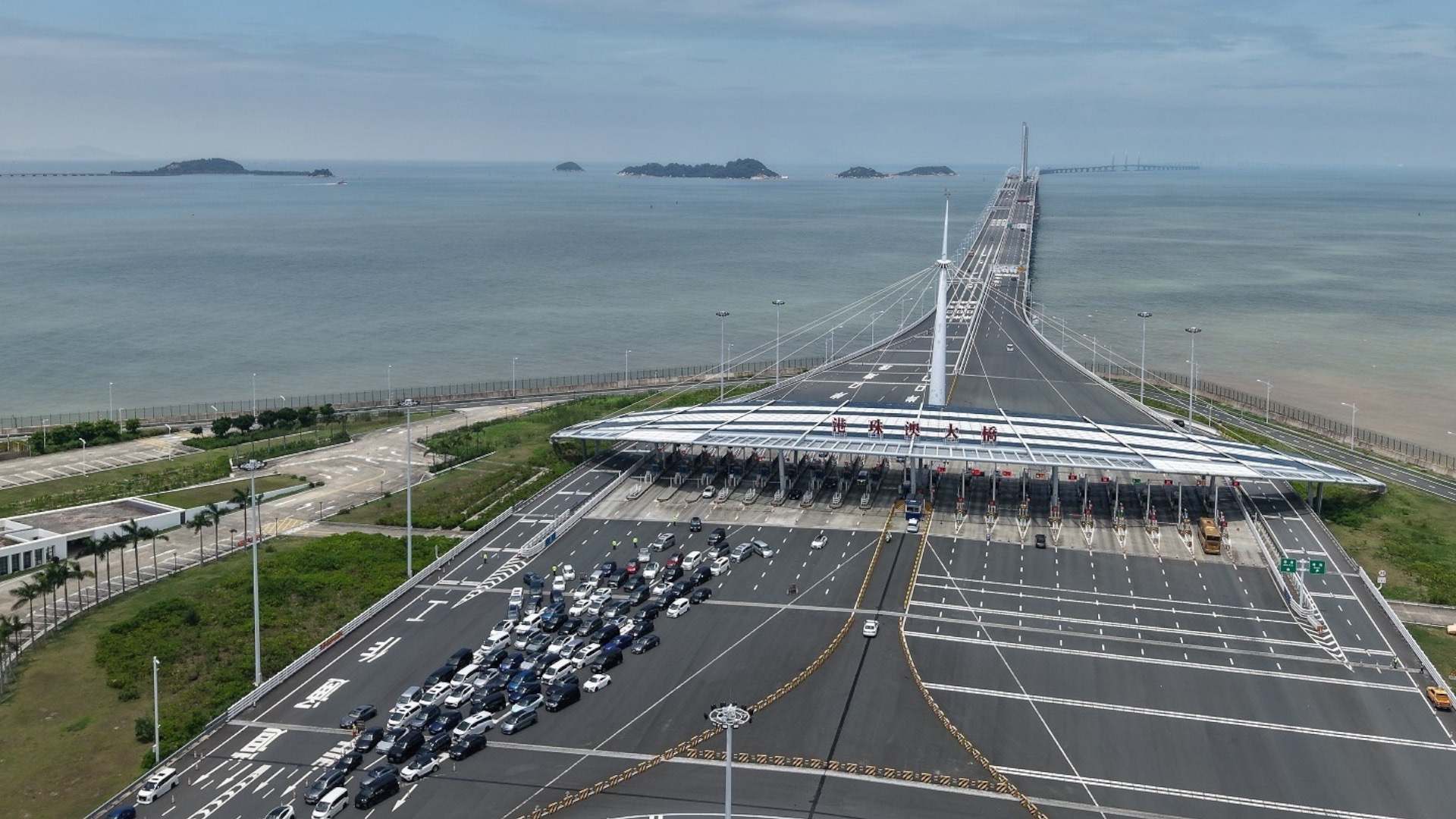 The Zhuhai land port of the Hong Kong-Zhuhai-Macao Bridge has handled over 100 million inbound and outbound passenger trips as of January 6, 2026. /CMG