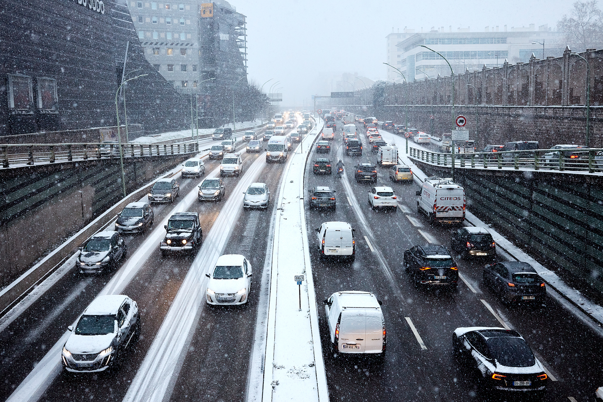 Traffic jam due to the first snow of this winter season in Paris, France on January 5, 2026. /VCG