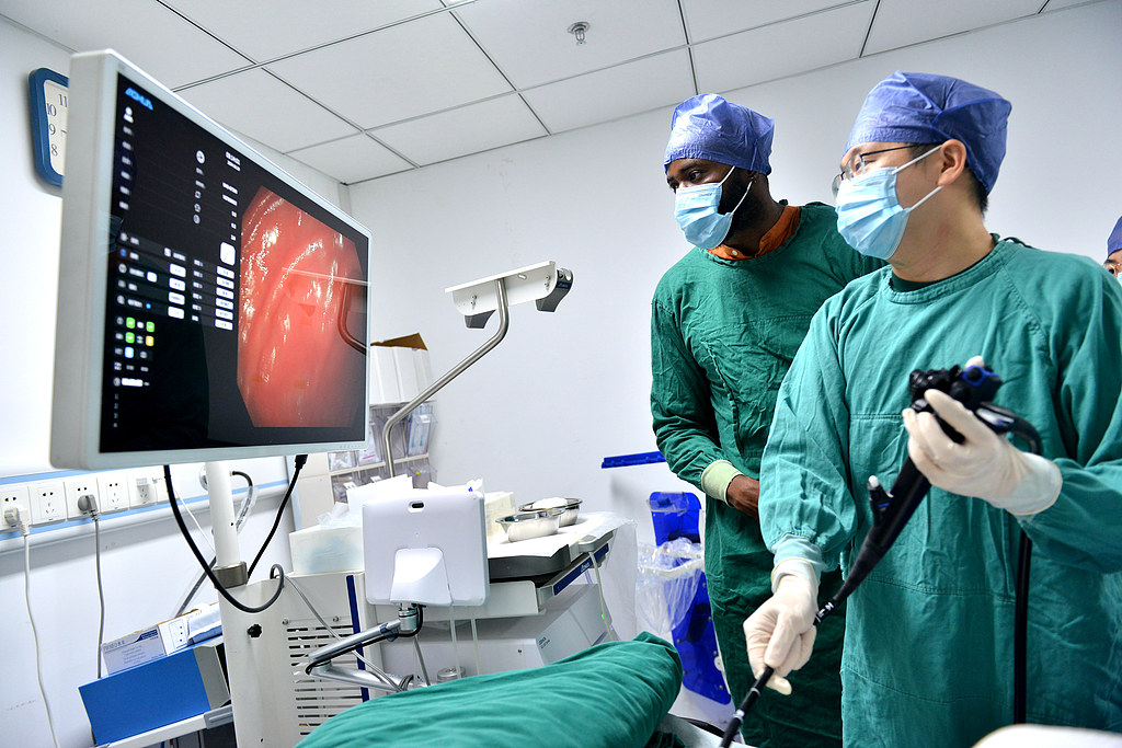 A medical student from Nigeria is undertaking rotational clinical internships at a hospital in Fuzhou, Fujian Province, China, August 29, 2024. /CFP