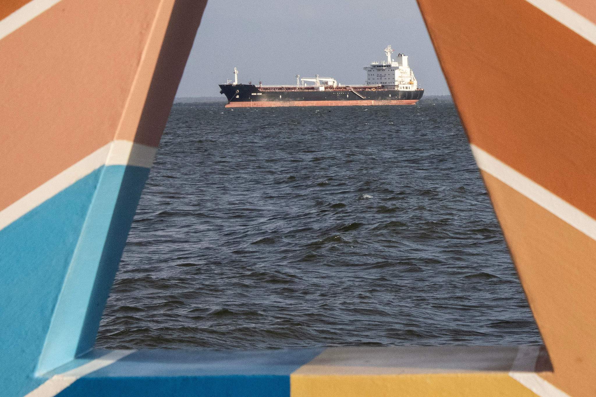 A crude oil tanker sails along the shore of Lake Maracaibo, in Zulia state, Venezuela, January 6, 2026. /CFP