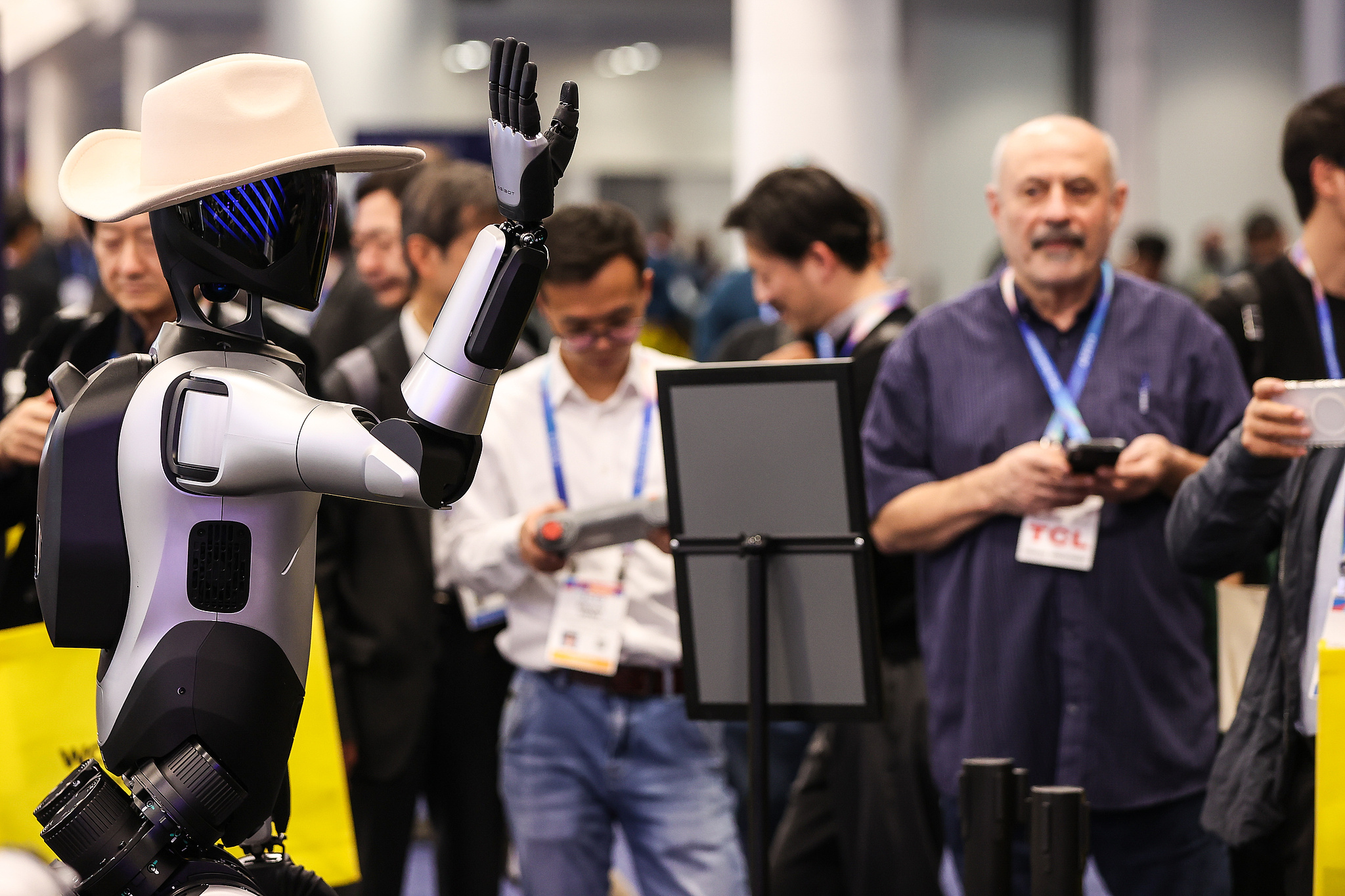 An AgiBot, a Full-Size Humanoid Robot, waves to the crowd. /VCG
