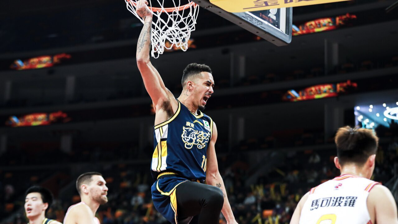 Trevelin Queen (C) of the Guangdong Southern Tigers dunks against the Shenzhen Leopards in a CBA game in Dongguan, south China's Guangdong Province, January 7, 2025. /Guangdong Southern Tigers