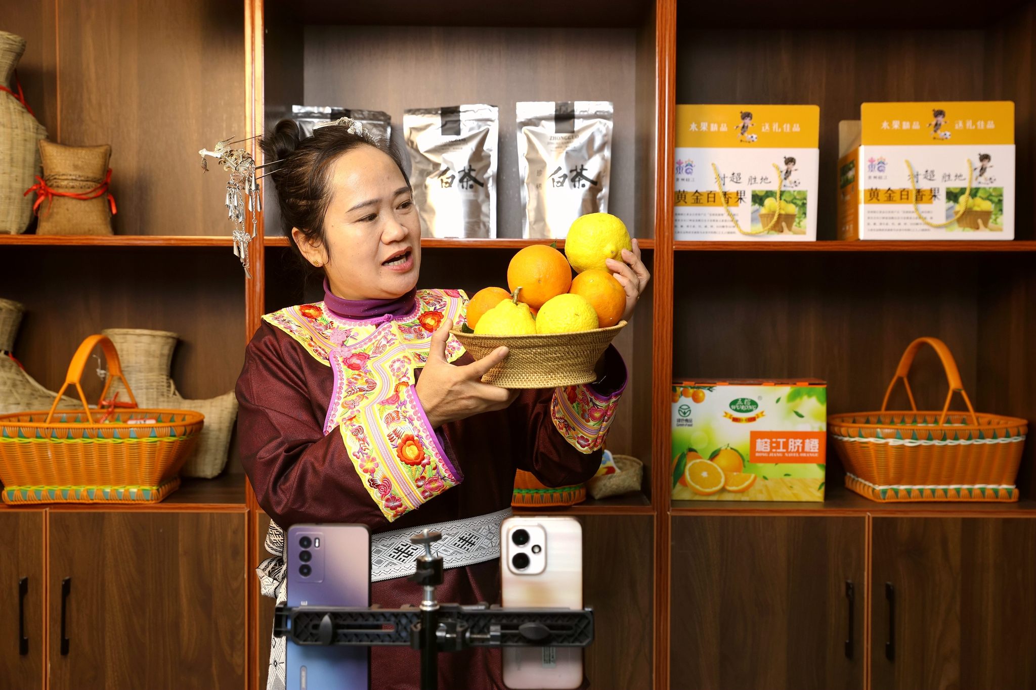 A live-streamer showcases local fruits to online viewers in Rongjiang County, Qiandongnan Miao and Dong Autonomous Prefecture, in southwest China's Guizhou Province on January 7, 2026. /VCG