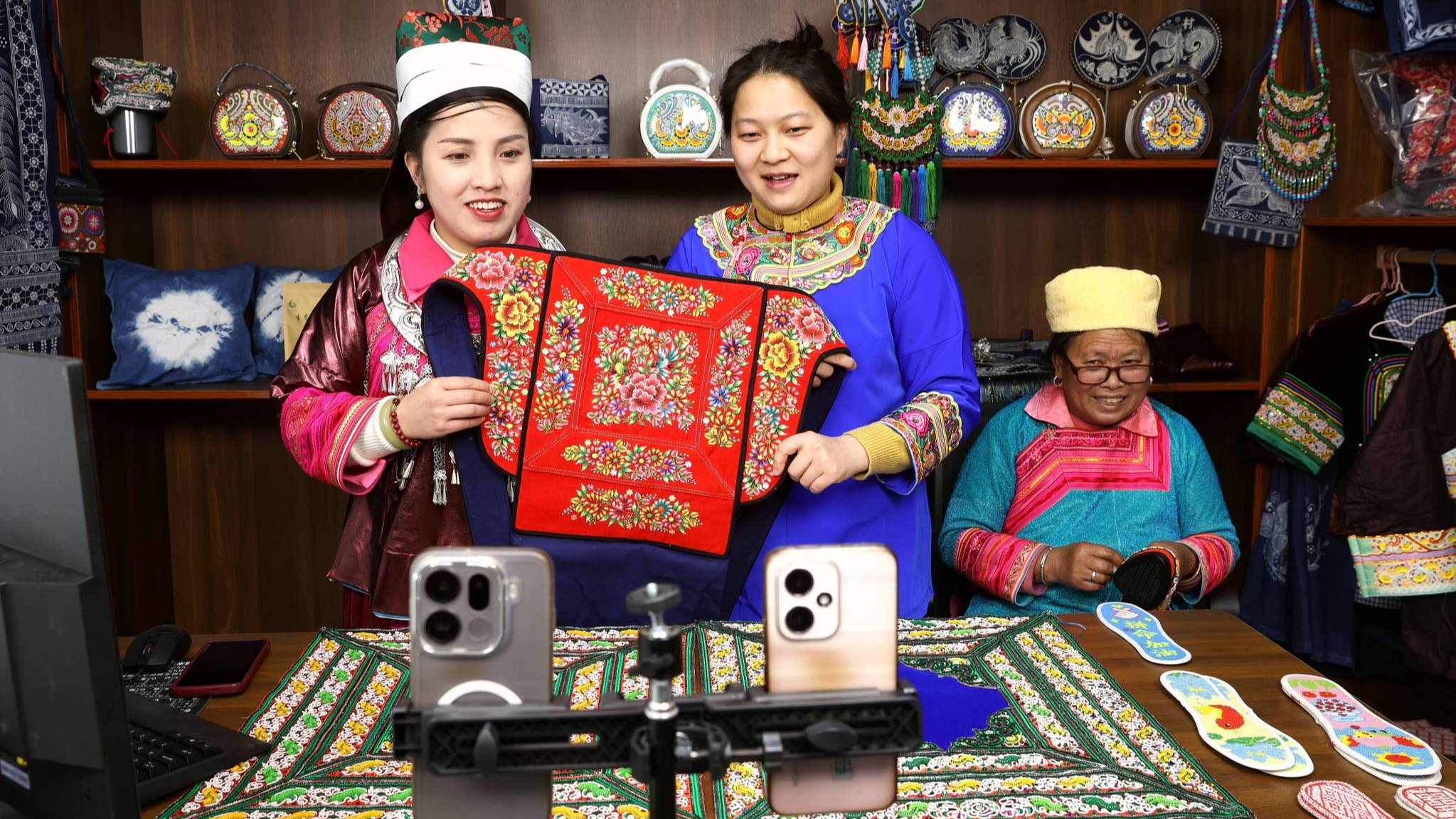 Live shopping brings Guizhou ethnic embroidery to a wider audience