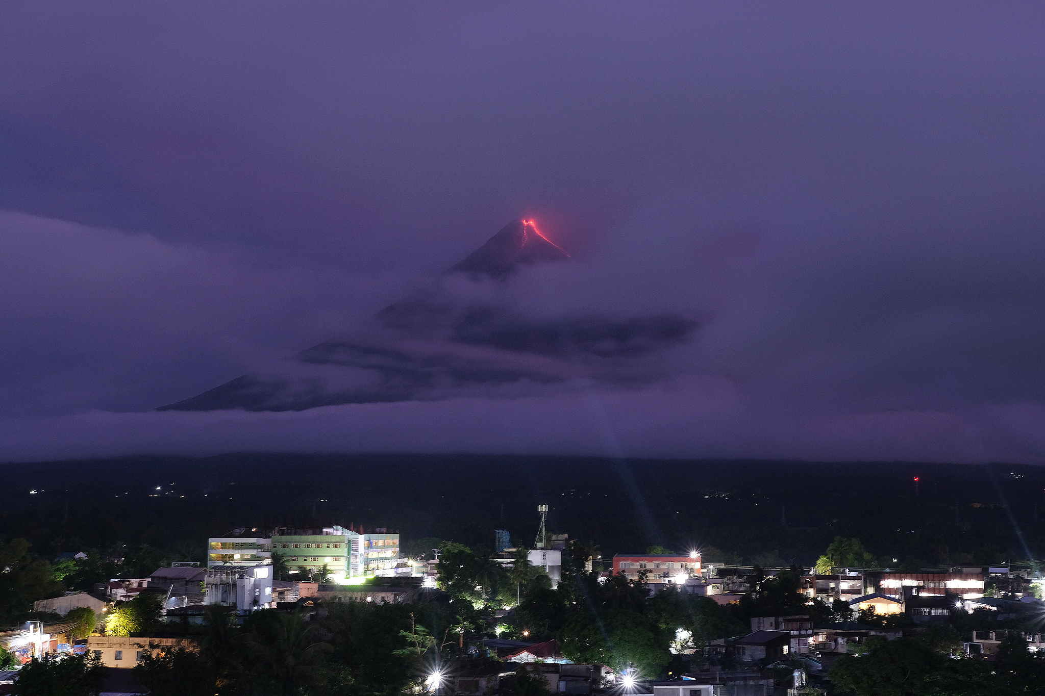 Lava flows from the crater of Mayon Volcano as seen from Daraga town while alert level 3 remains in Albay province, northeastern Philippines, January 8, 2026. /VCG
