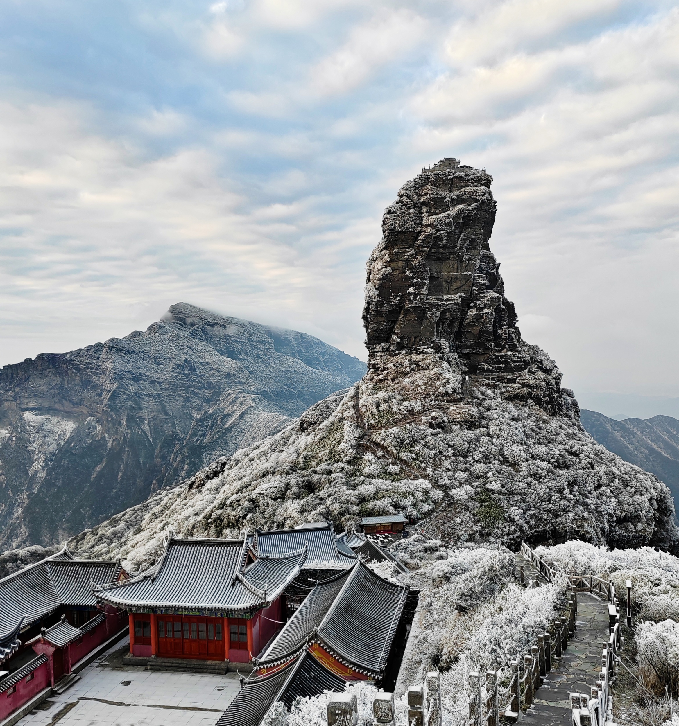 Rime covers the landscape at Mount Fanjing in southwest China's Guizhou Province on January 6, 2026. /Tongren Media Convergence Center