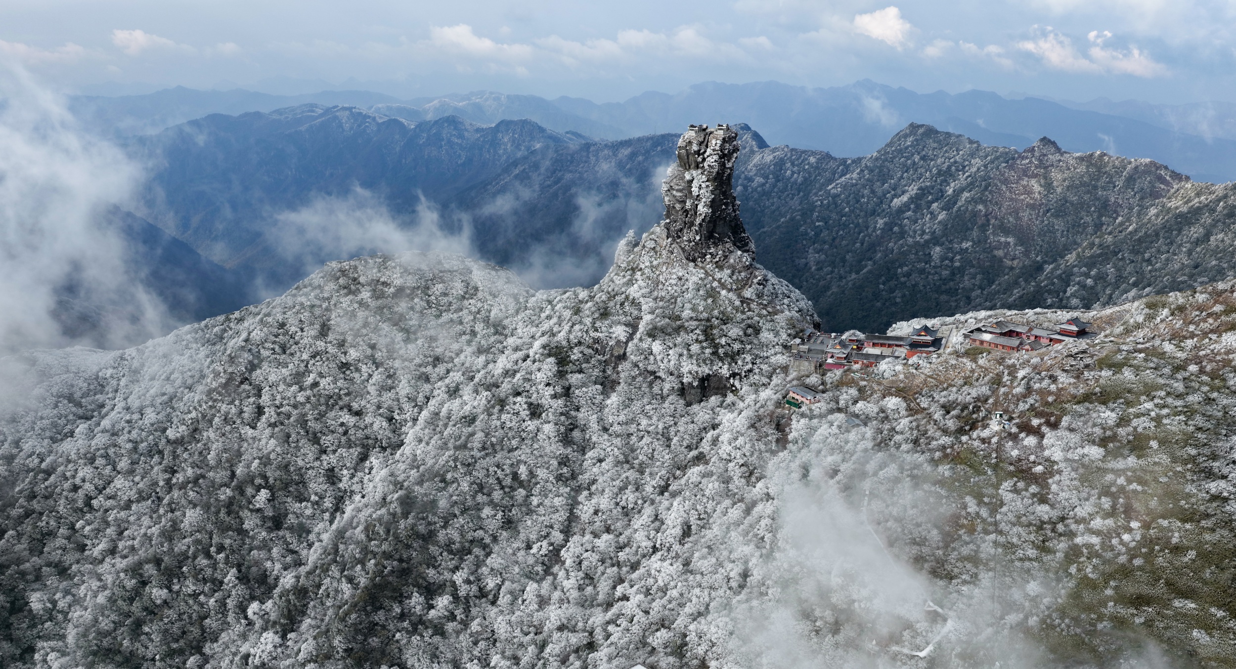 Rime covers the landscape at Mount Fanjing in southwest China's Guizhou Province on January 6, 2026. /Tongren Media Convergence Center