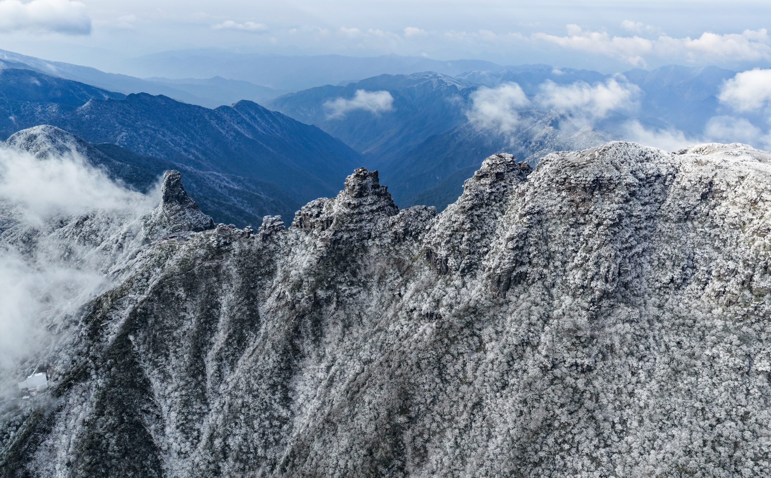 Rime covers the landscape at Mount Fanjing in southwest China's Guizhou Province on January 6, 2026. /Tongren Media Convergence Center