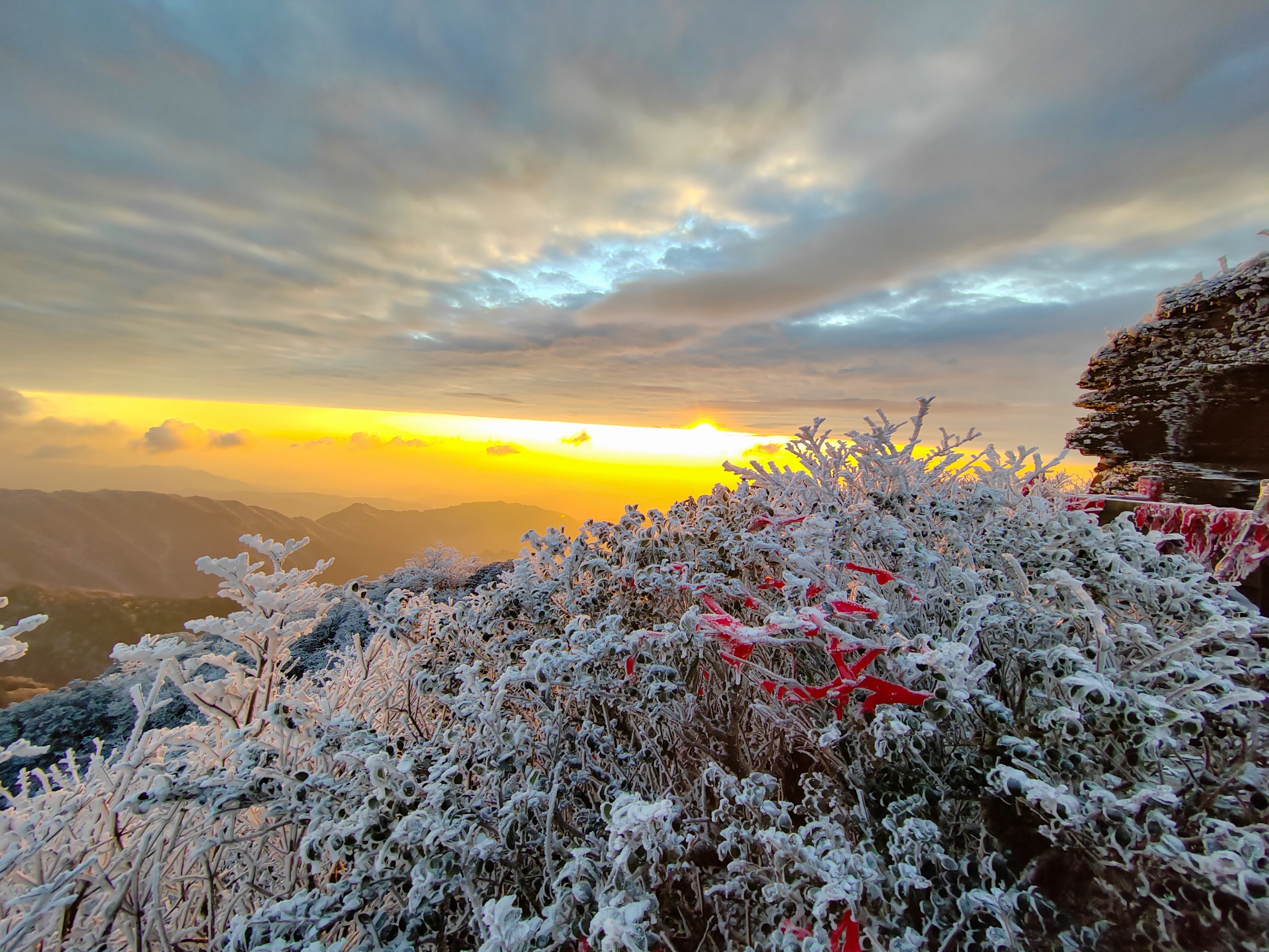 Rime covers the landscape at Mount Fanjing in southwest China's Guizhou Province on January 6, 2026. /Tongren Media Convergence Center