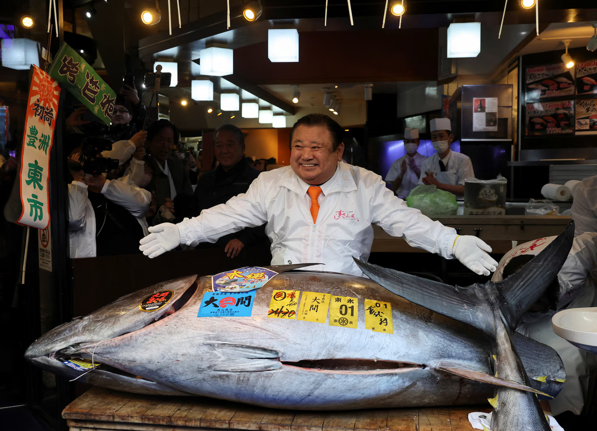 Kiyomura Co.'s President Kiyoshi Kimura, who runs a chain of sushi restaurants, poses with a 243-kilogram bluefin tuna auctioned for a record 510.3 million yen ($3.24 million) at the first auction of 2026 at Tokyo's Toyosu fish market, at his sushi restaurant in Tokyo, Japan, January 5, 2026. /Reuters