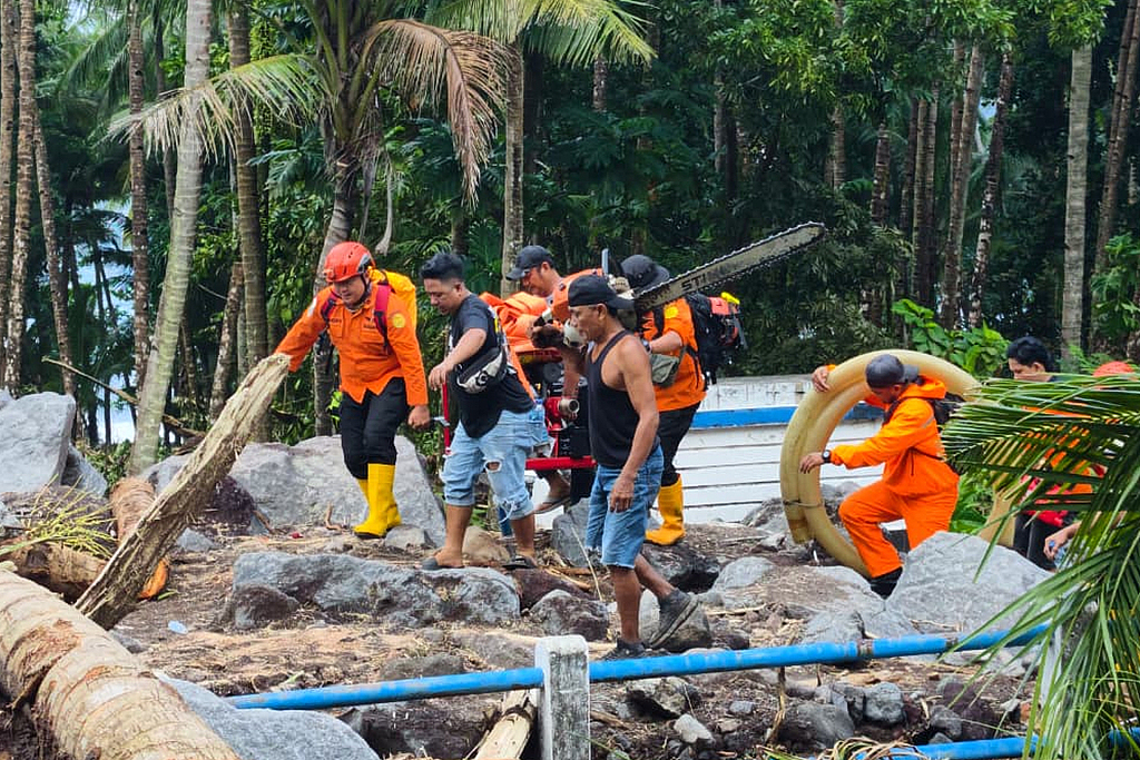 Rescuers and villagers search for victims after flash floods struck Sitaro Regency, North Sulawesi Province, Indonesia, January 6, 2026. /CFP