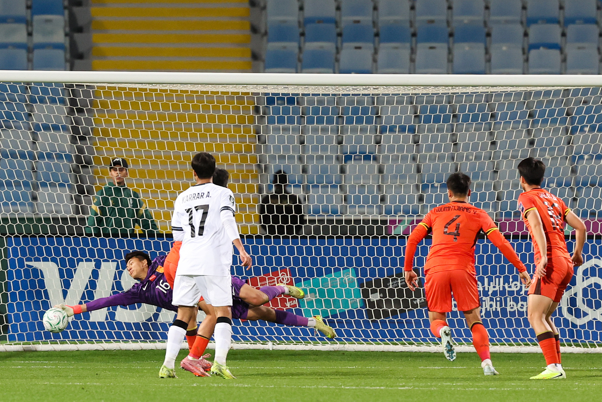 Goalkeeper Li Hao (#16) of China saves a shot from Iraq in the AFC U23 Asian Cup Group D match at the Prince Faisal Bin Fahd Stadium in Riyadh, Saudi Arabia, January 8, 2025. /VCG