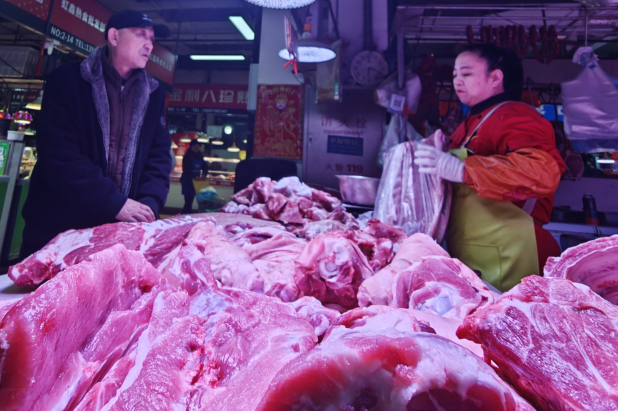 A resident purchasing fresh meat at a farmers' market in Dalian, Liaoning Province, China, Jan 9, 2026. /VCG