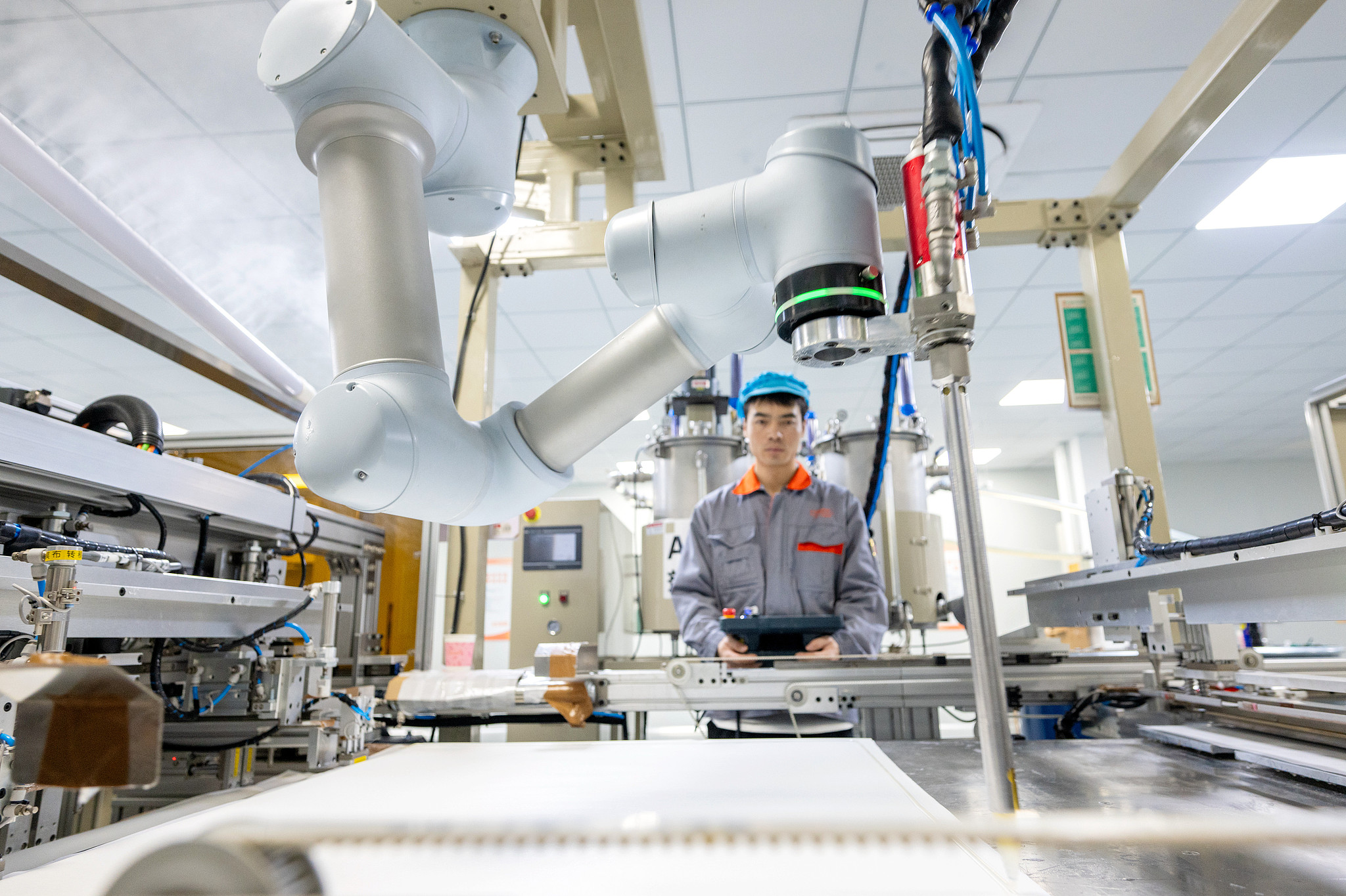 A worker operating a fully automatic membrane material production line in Changxing, Zhejiang Province, China, Jan 9, 2025. /VCG