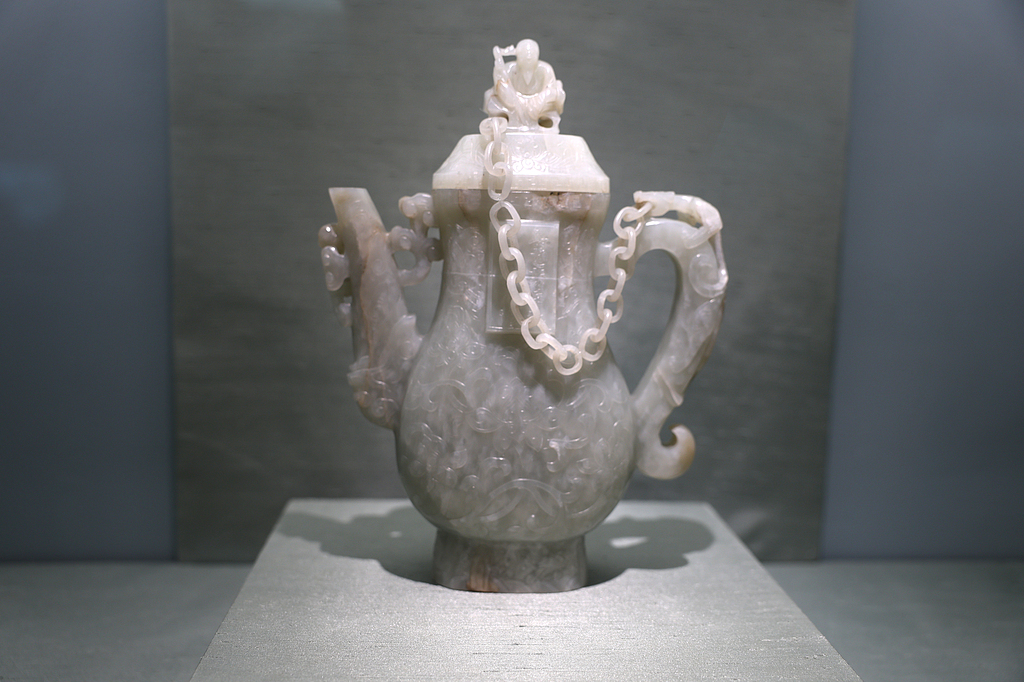 A Ming-dynasty ewer with a lotus flower design and inscribed poem was a fine imperial piece used in the Ming-dynasty court. /VCG