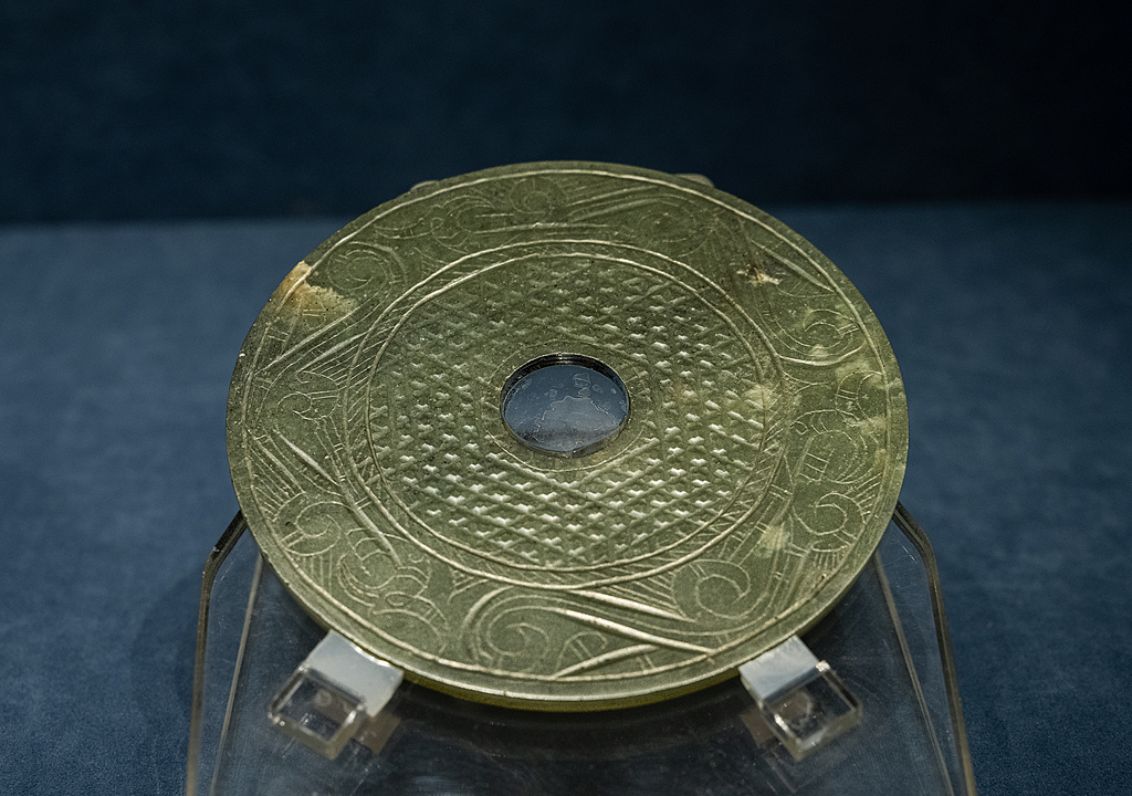 A jade bi disk engraved with phoenix patterns from the Han Dynasty. Such pieces would be used in rituals to pray for good fortune. /VCG