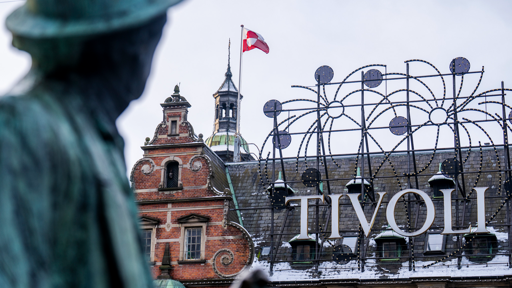 The Greenlandic flag, Erfalasorput, waves in front of a statue of H. C. Andersen at the Tivoli Castle in Tivoli, Copenhagen, January 8, 2026. /VCG