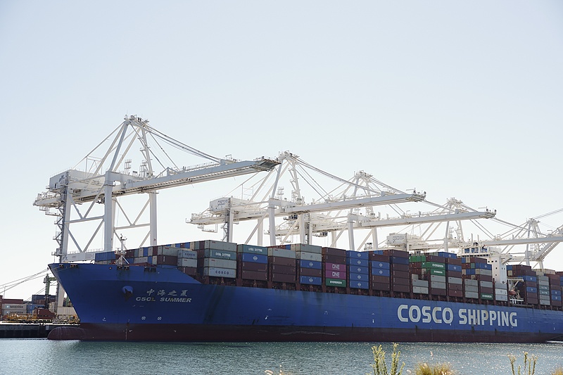 A cargo ship carries shipping containers at the Port of Los Angeles in Los Angeles, California, U.S., September 9, 2025. /VCG