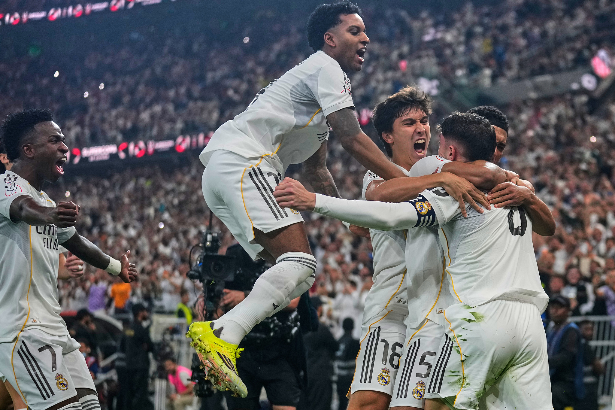 Players of Real Madrid celebrate after scoring a goal in the Spanish Super Cup semifinal against Atletico Madrid at King Abdullah Sports City Stadium in Jeddah, Saudi Arabia, January 8, 2025. /VCG