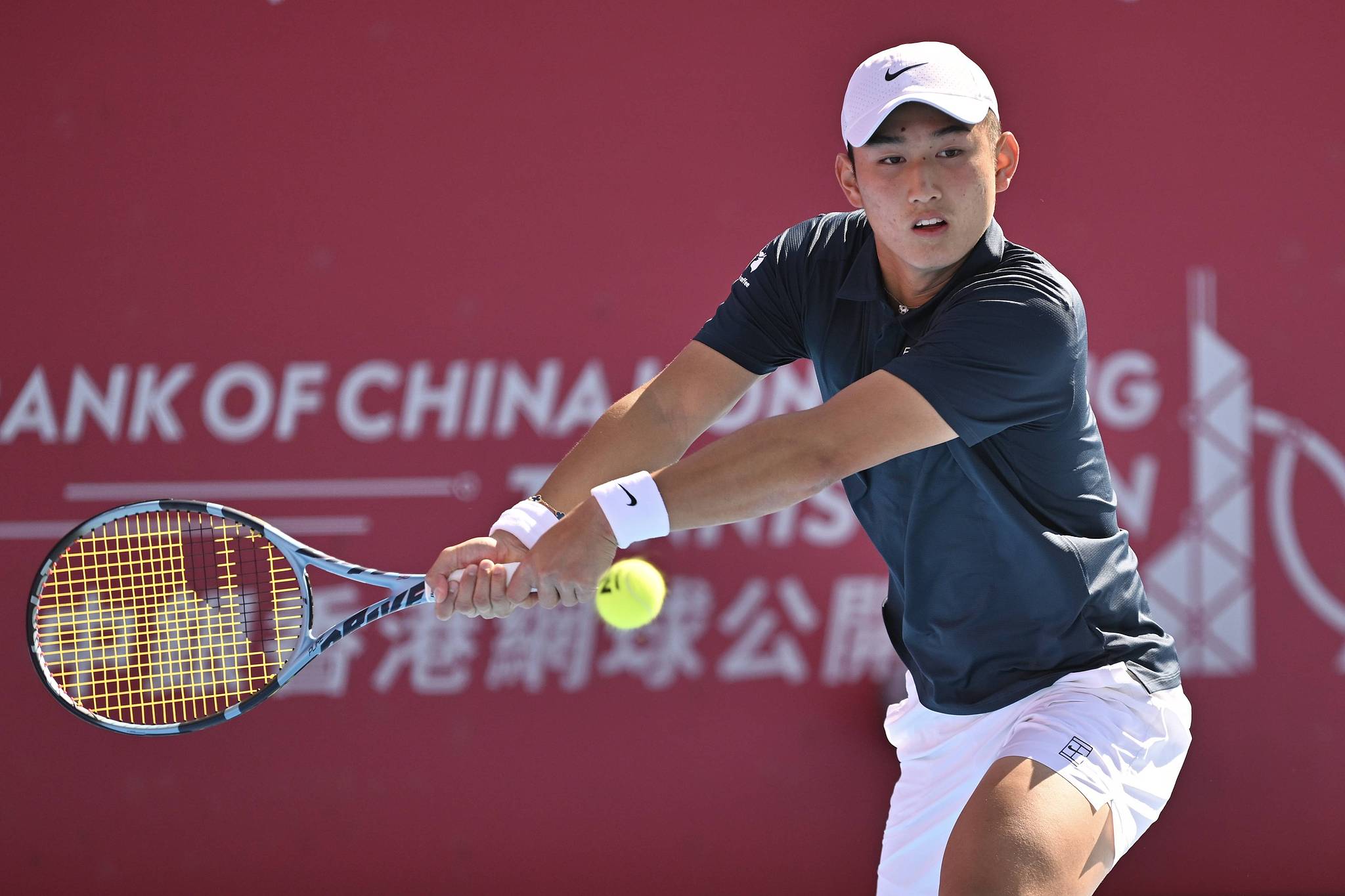Shang Juncheng of China hits a shot in the men's singles second-round match against Lorenzo Sonego of Italy at the ATP Hong Kong Open in China's Hong Kong Special Administrative Region, January 8, 2025. /VCG