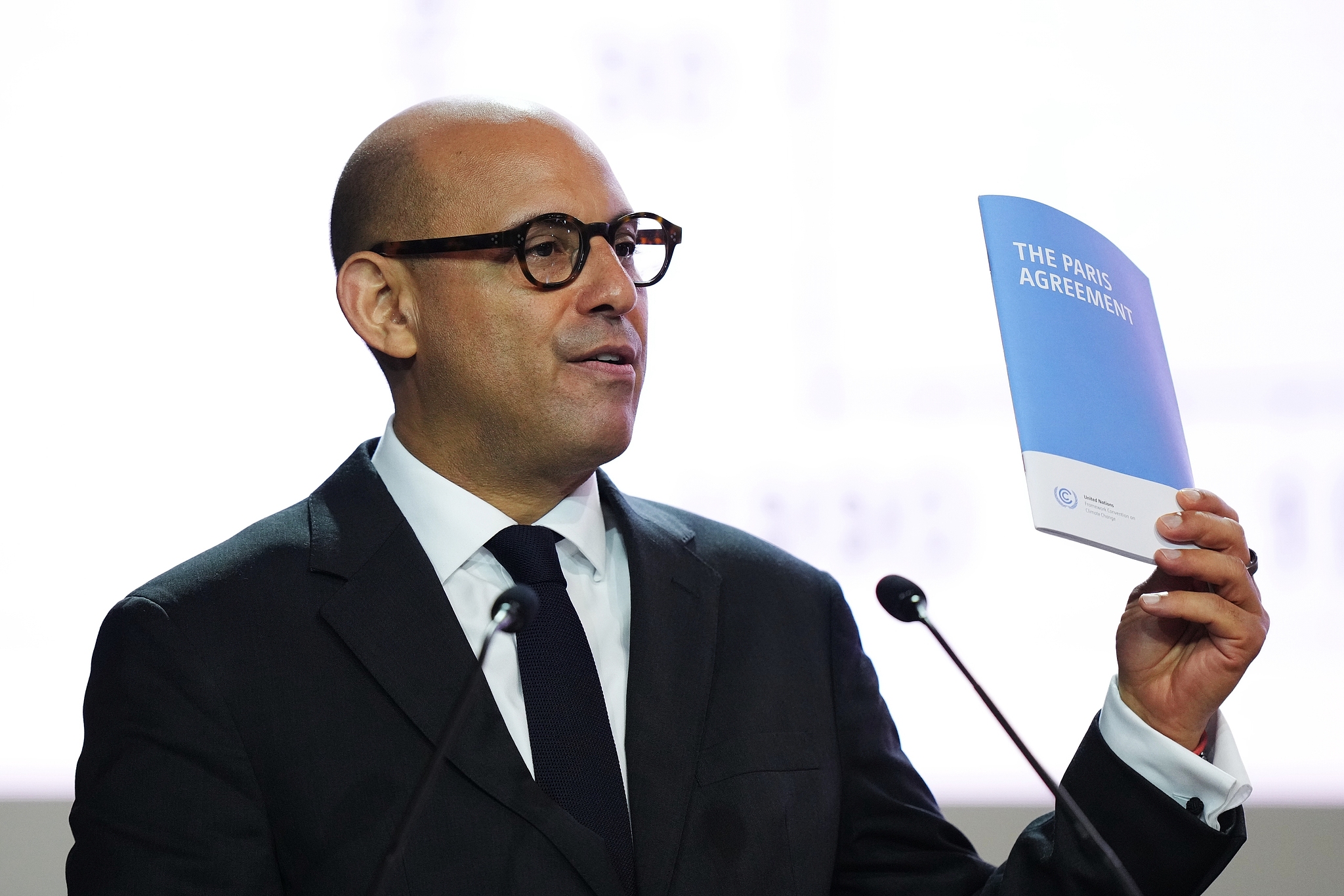 File photo of Simon Stiell, United Nations climate chief, holding up a pamphlet that reads The Paris Agreement at the COP30 U.N. Climate Summit, Nov. 10, 2025, in Belem, Brazil./VCG