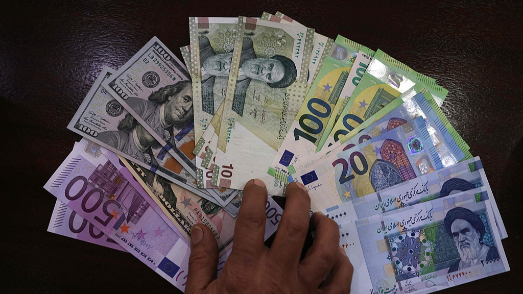 This photo shows U.S. dollar banknotes and Euro banknotes next to the Iranian rial, which bears the image of the late Supreme Leader Ayatollah Ruhollah Khomeini in Tehran, Iran, January 7, 2026. /VCG