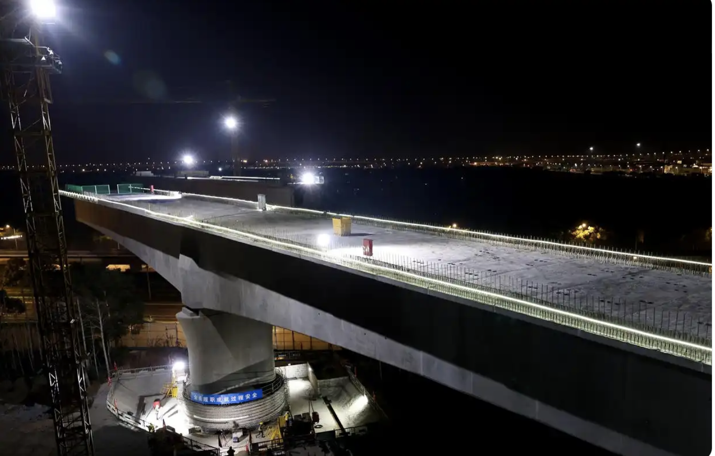 A view of the rotation construction site of the continuous beam of Chuansha Super Major Bridge spanning the maglev line, captured on January 8. /Xinhua
