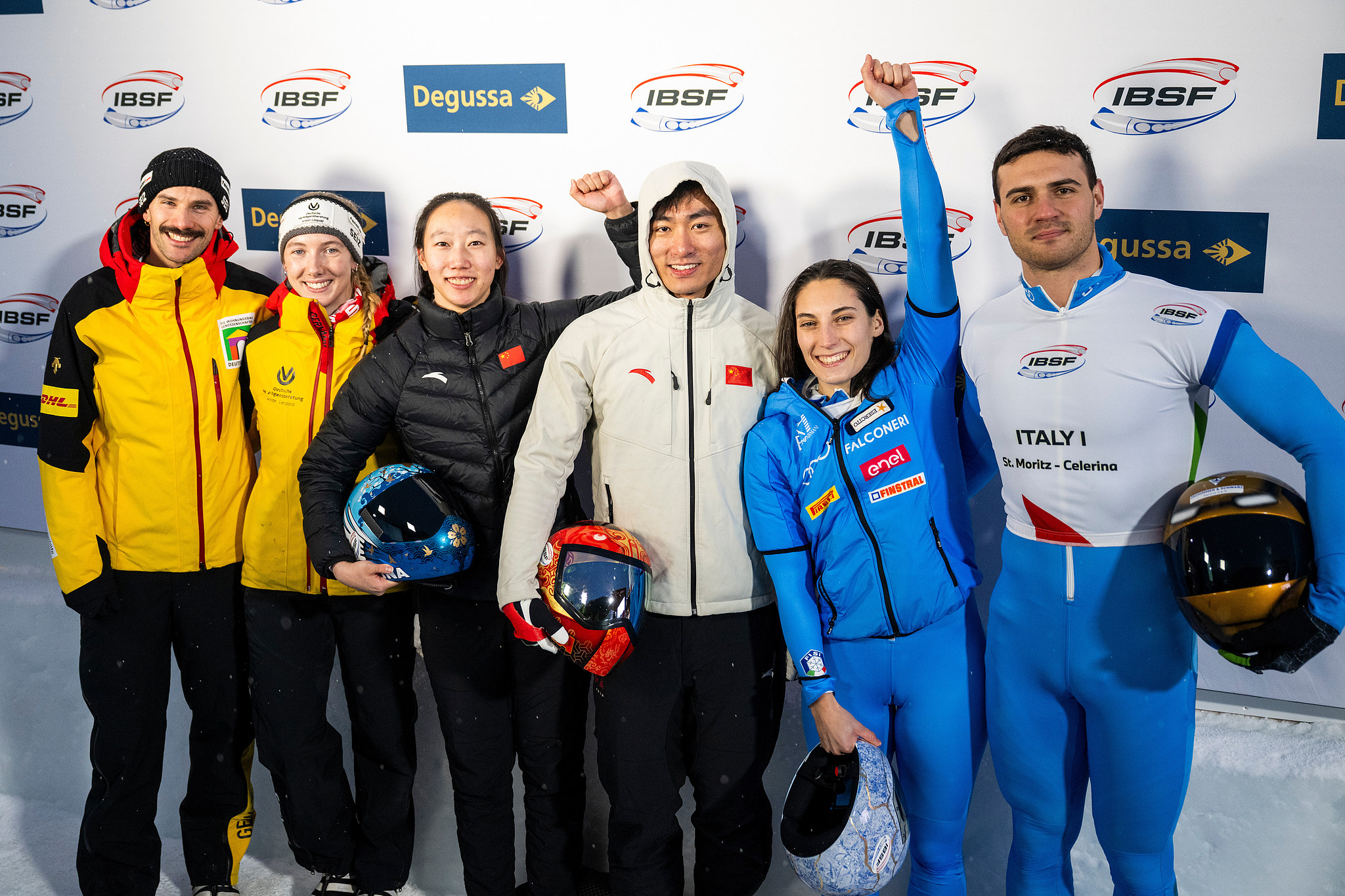 China's Yin Zheng (C) and Zhao Dan celebrate on the podium after the Team Mixed Skeleton World Cup in St. Moritz, Switzerland, Janruary 9, 2026. /VCG