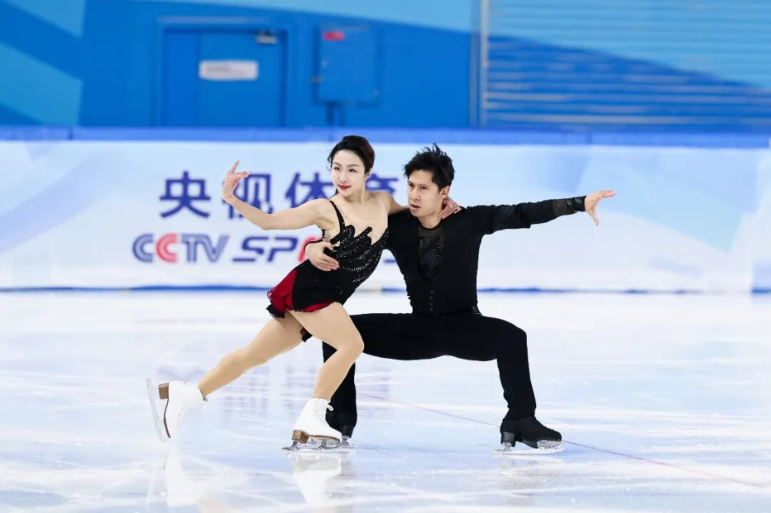 Sui Wenjing (left) and Han Cong (right) are competing in the pairs skating event. /Chinese Figure Skating Association