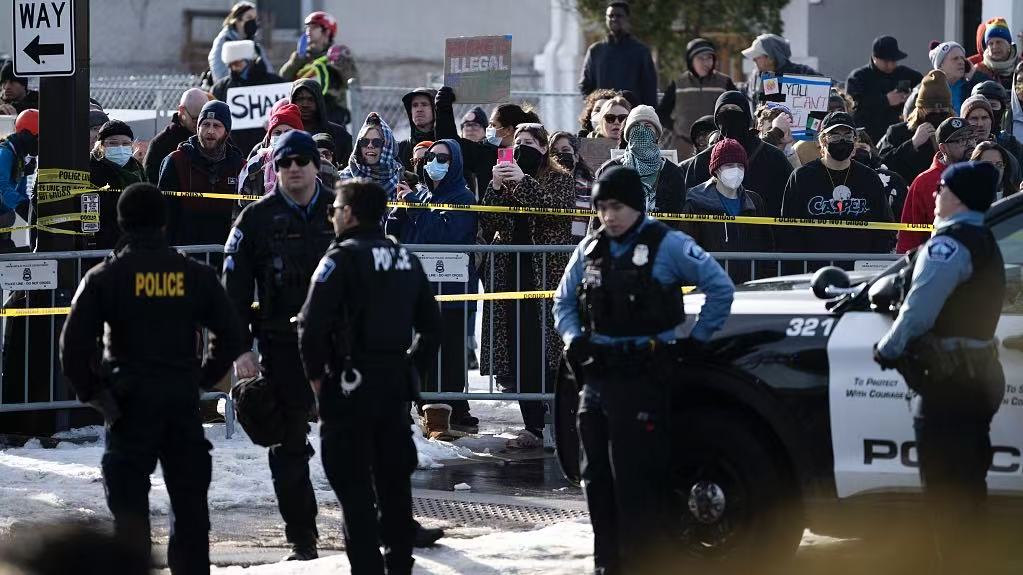 Live: Protesters hold 'noise demonstration' outside hotel in Minneapolis