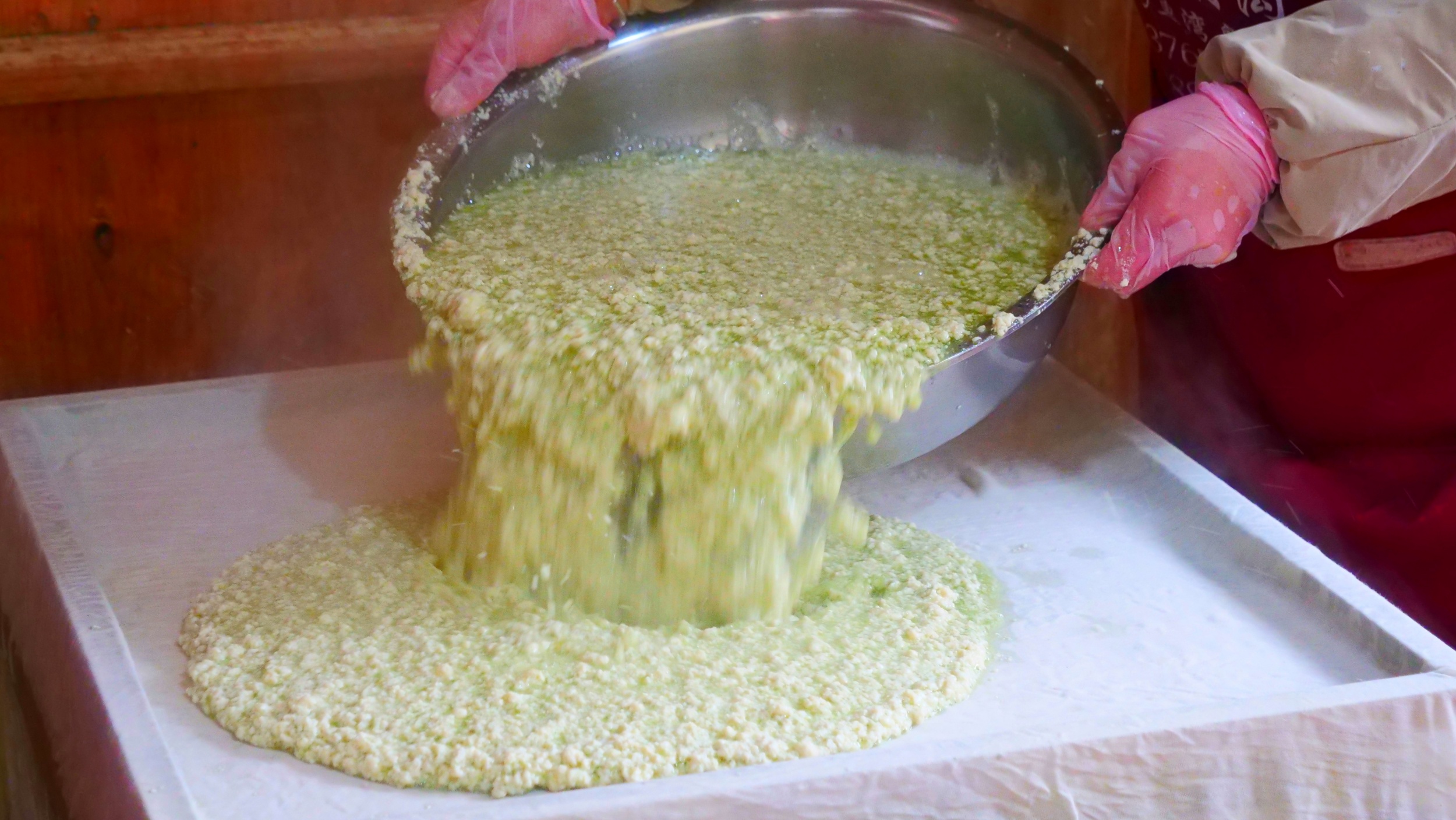 Matcha tofu is made in Ban'naogou, Zhaibao Village in Taiping Town, southwest China's Guizhou Province on January 5, 2026. /Tongren Media Convergence Center