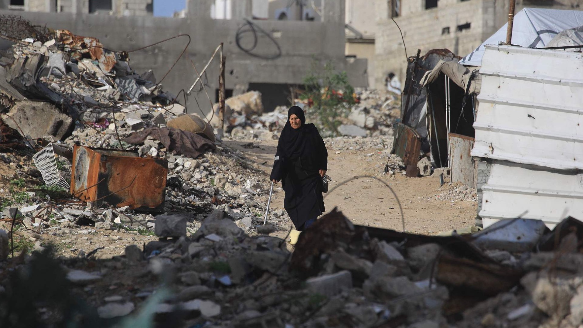 An elderly woman walks amid destroyed buildings in the northern Gaza Strip, on January 10, 2026. /VCG