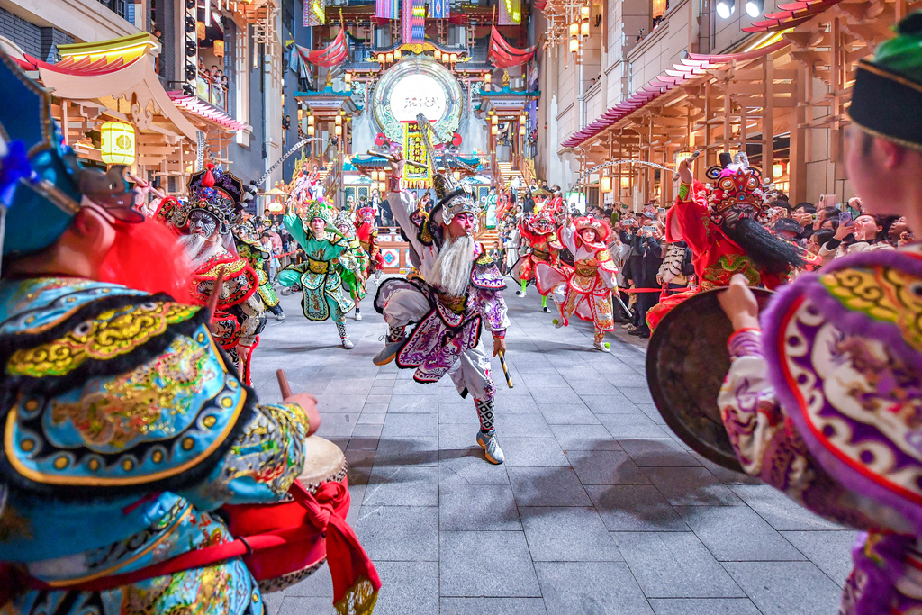 A spectacular performance of the Yingge dance takes center stage at Dongpo Old Wharf in Haikou, Hainan Province, January 10, 2026. /VCG