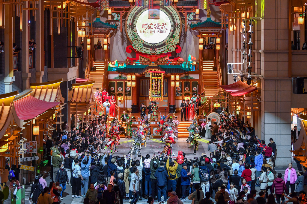 A spectacular performance of the Yingge dance takes center stage at Dongpo Old Wharf in Haikou, Hainan Province, January 10, 2026. /VCG