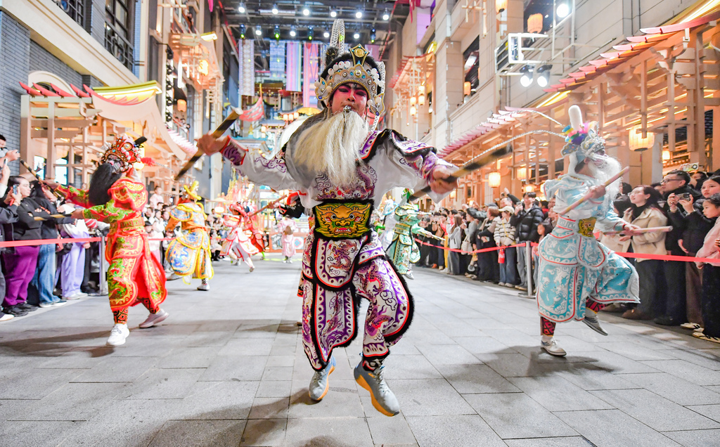 A spectacular performance of the Yingge dance takes center stage at Dongpo Old Wharf in Haikou, Hainan Province, January 10, 2026. /VCG