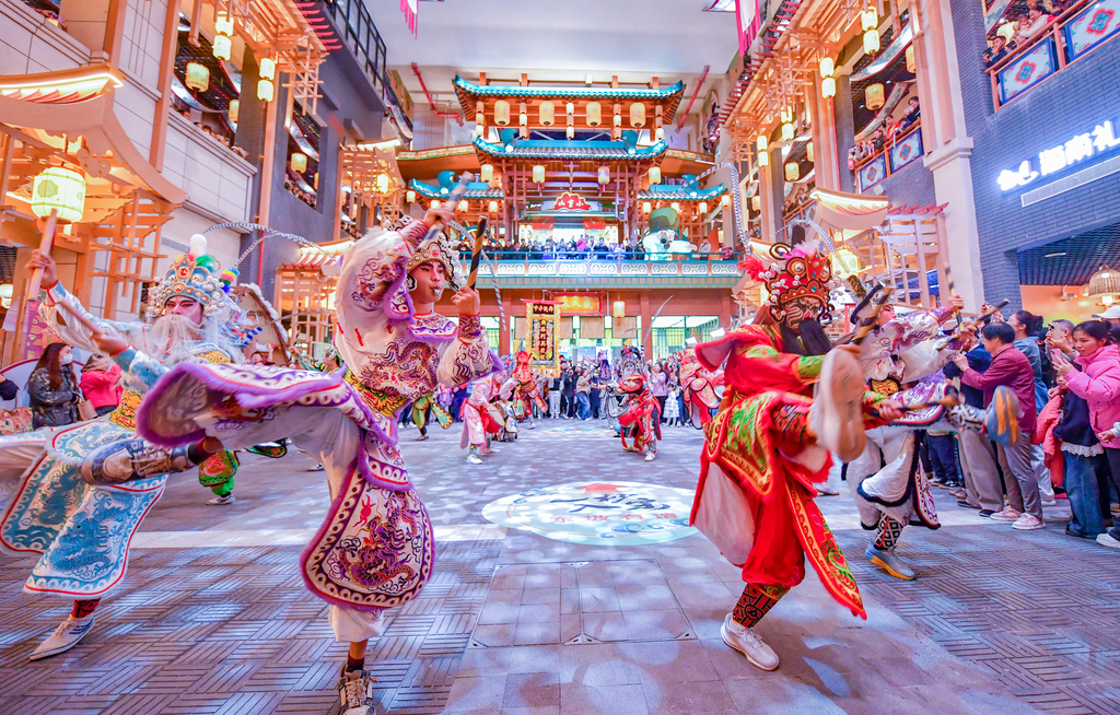 A spectacular performance of the Yingge dance takes center stage at Dongpo Old Wharf in Haikou, Hainan Province, January 10, 2026. /VCG
