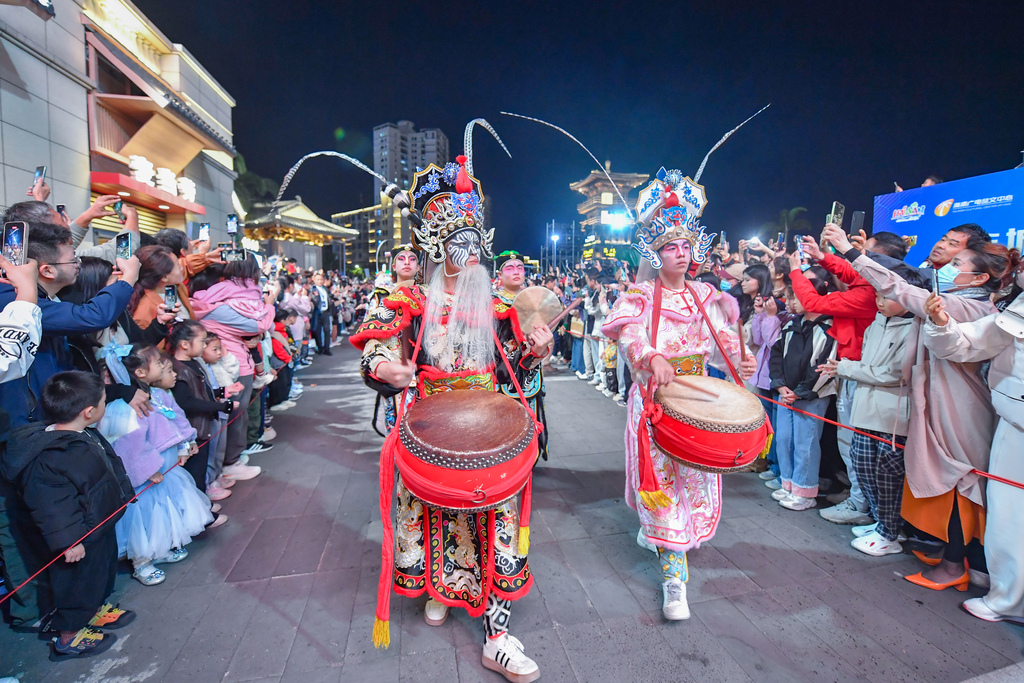 A spectacular performance of the Yingge dance takes center stage at Dongpo Old Wharf in Haikou, Hainan Province, January 10, 2026. /VCG
