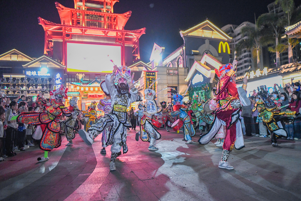A spectacular performance of the Yingge dance takes center stage at Dongpo Old Wharf in Haikou, Hainan Province, January 10, 2026. /VCG

