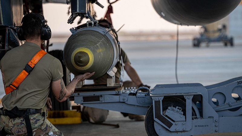 U.S. Airmen load GBU-31 munition systems onto an F-15E Strike Eagle within the U.S. Central Command area of responsibility, in support of Operation Hawkeye Strike. December 18, 2025. /VCG