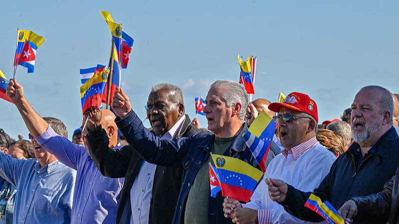 Cuba's President Miguel Diaz-Canel (C) waves a Venezuelan national flag in support of Venezuelan leader Nicolas Maduro in Havana, January 3, 2026. /VCG