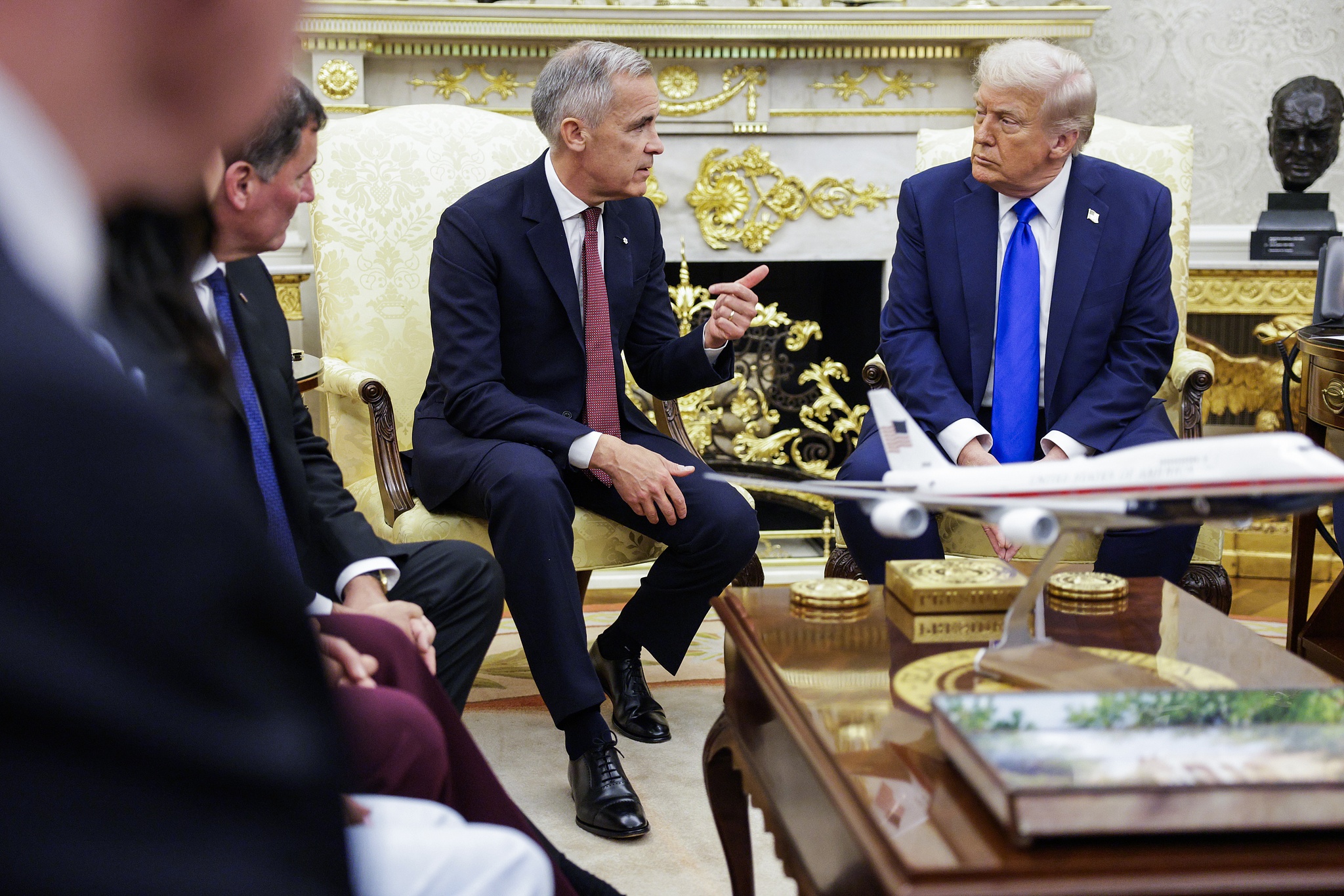 U.S. President Donald Trump (R) meets with Canadian Prime Minister Mark Carney (L) in the Oval Office of the White House in Washington, D.C., the U.S., October 7, 2025. /CFP