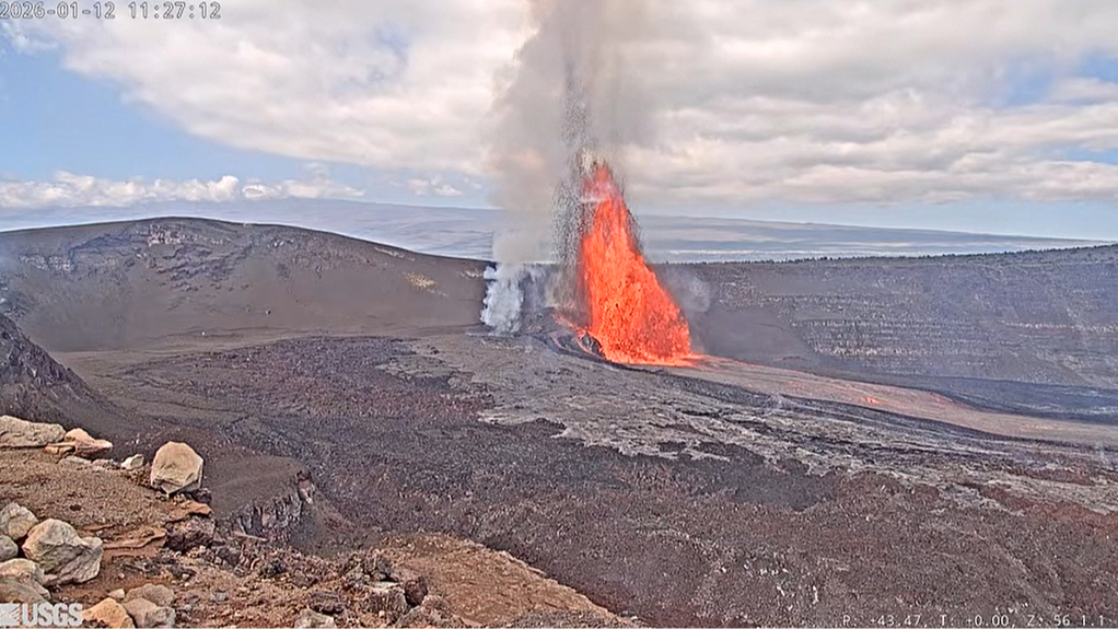 Hawaii's Kilauea is spraying a spectacular fountain of lava in the U.S., January 12, 2026./ VCG
