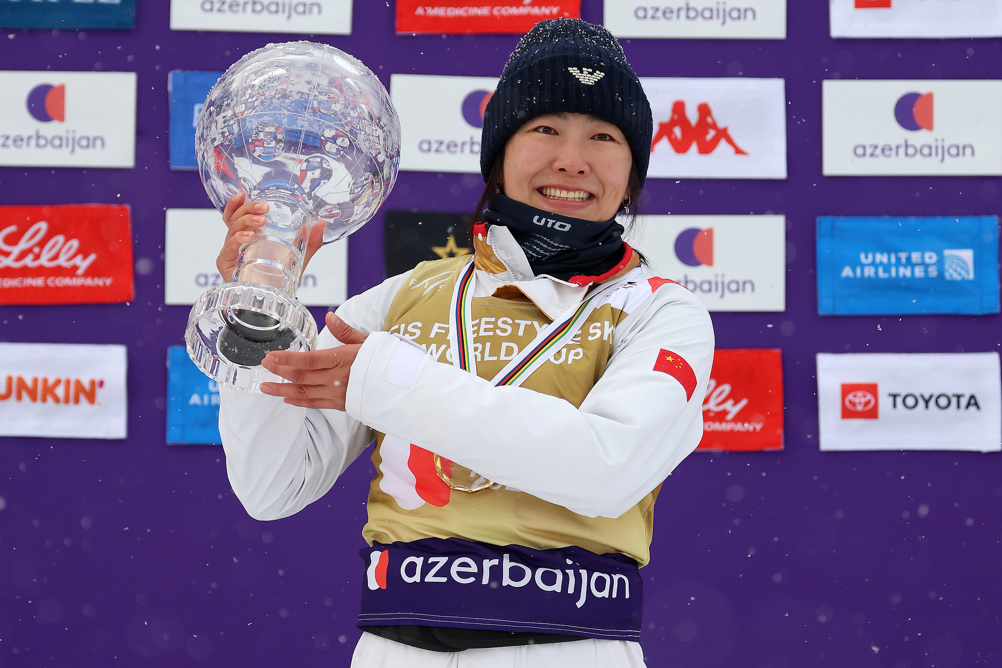 Xu Mengtao of China displays her award after receiving the FIS season overall trophy, he crystal globe, at the FIS Freestyle Aerials World Cup at Lake Placid, New York, January 12, 2025. /VCG 